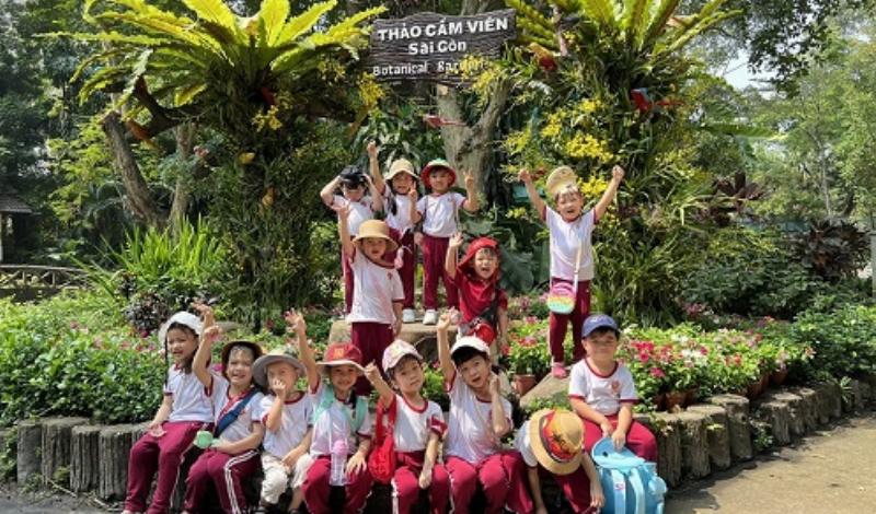 Bàn tay nhẹ nhàng chăm sóc một mầm cây non, ẩn dụ cho việc nuôi dưỡng tiềm năng của thế hệ sinh năm 2010.