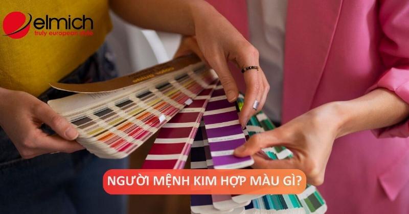 Hình ảnh một bình hoa kết hợp nhiều loại hoa màu trắng, vàng, nâu nhạt, thể hiện sự sang trọng, tinh tế phù hợp với mệnh Thoa Xuyến Kim