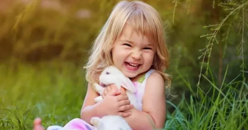 Bàn tay tỉ mỉ chọn lựa những bông hoa tươi theo mùa, đảm bảo chất lượng và vẻ đẹp rạng rỡ nhất cho người tuổi 1988