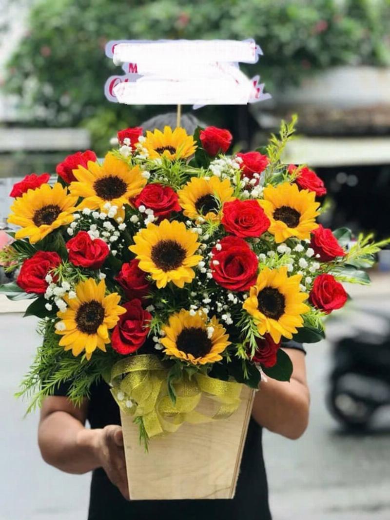 Hình ảnh minh họa không gian ấm cúng và ngập tràn hoa tươi tại cửa hàng Hoa Tươi Thanh Thảo, nơi khách hàng được tư vấn và lựa chọn những bó hoa đẹp nhất.
