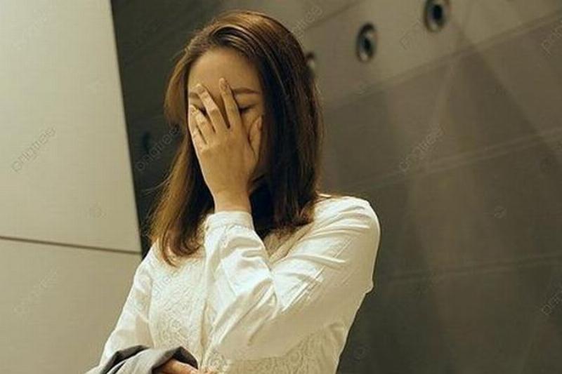 Hình ảnh minh họa tính cách nhạy cảm, nội tâm sâu sắc của người cung Cự Giải, có thể liên quan đến hoa và cảm xúc