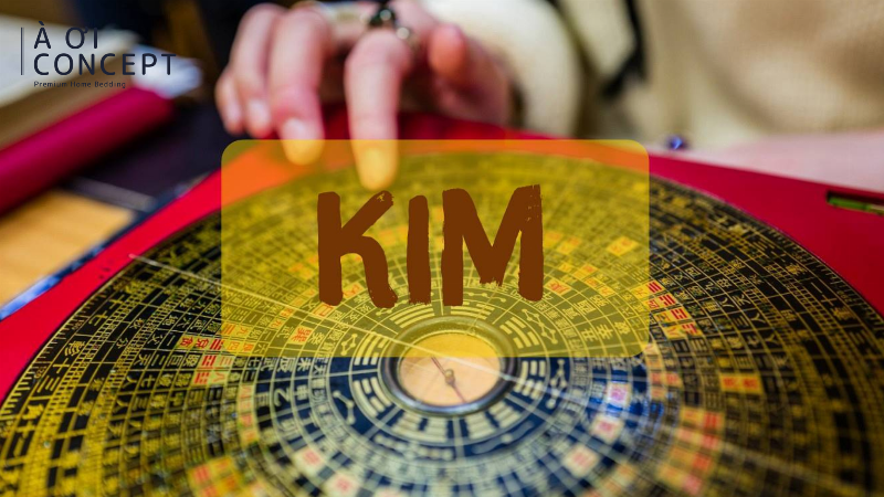 Bó hoa trắng tinh khôi và vàng đất nhẹ nhàng, phù hợp với người mệnh Kim, mang lại sự thanh lịch và bền vững