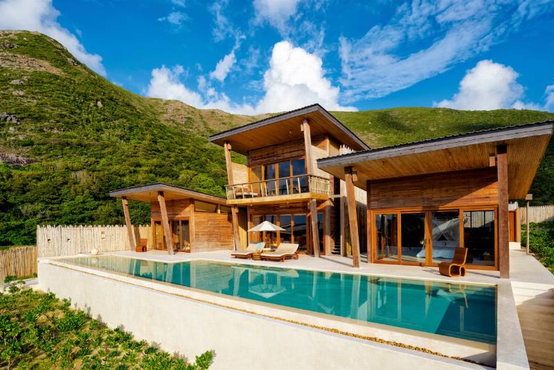 Hoa hướng dương và ly biểu tượng tình yêu vững vàng, tràn đầy niềm tin cho cặp đôi Hợi Dần, cùng nhau phát triển