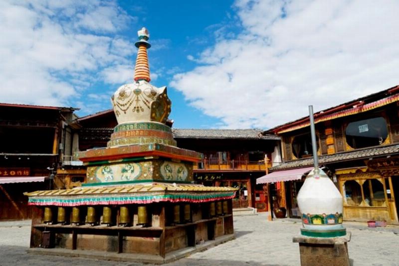 Một bó hoa Lily trắng tinh khôi, biểu tượng của sự thuần khiết và vẻ đẹp tinh tế, phù hợp cho người sinh 30/8.