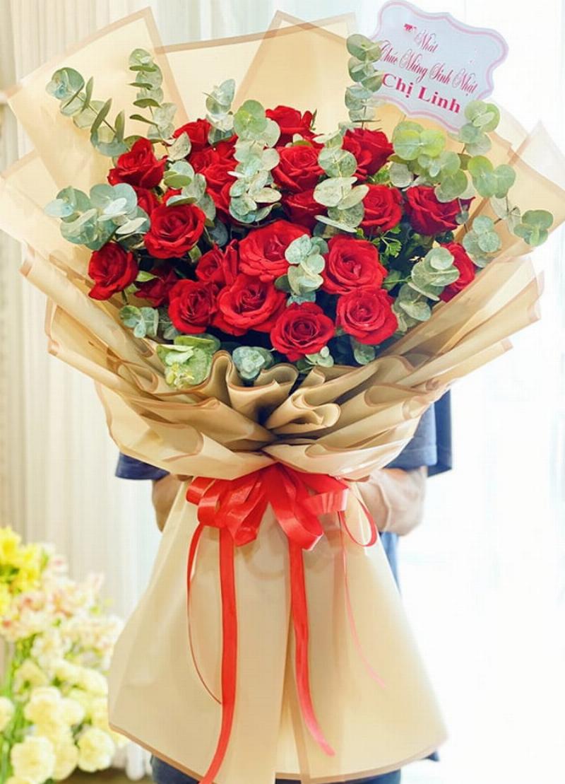 Bó hoa cẩm tú cầu xanh dương và hoa cẩm chướng nhiều màu, tượng trưng cho sự tự do và lạc quan của Nhân Mã
