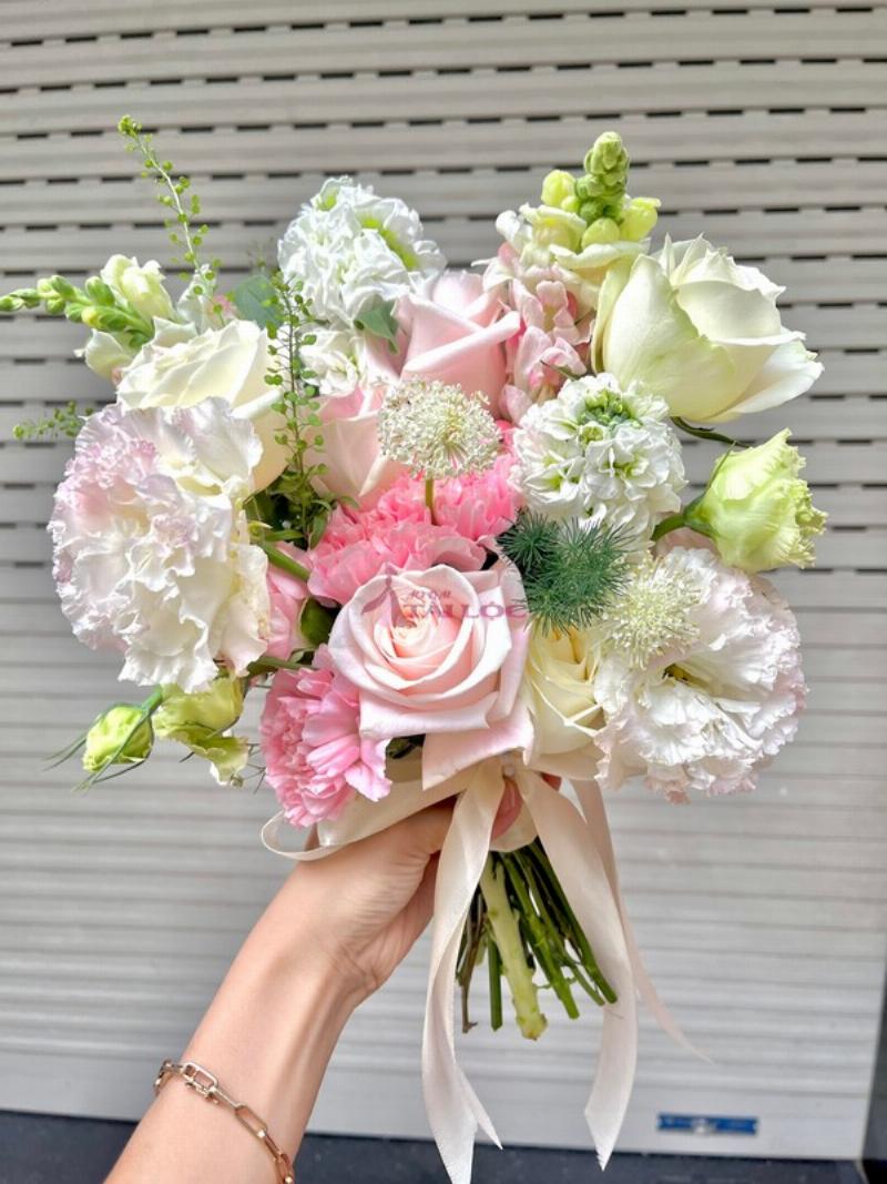 Một bó hoa nhập khẩu trị giá 29 đô la Mỹ, thể hiện sự tinh tế và đa dạng của các loại hoa cao cấp như hồng David Austin hoặc mẫu đơn.