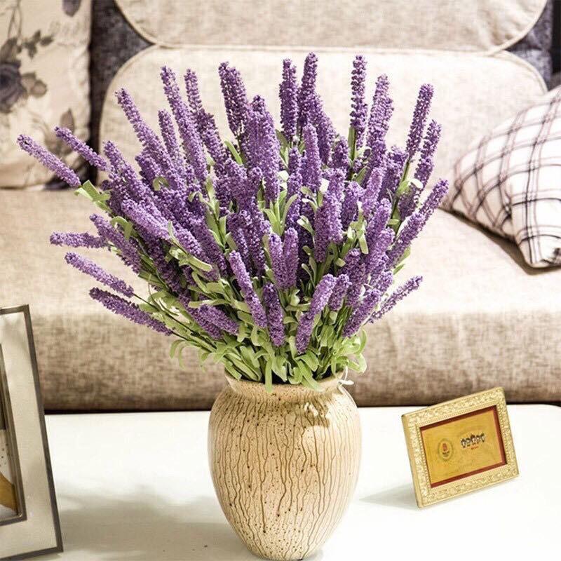 Hoa Oải Hương tím biếc trong bình thủy tinh, thể hiện sự bình yên và tinh tế phù hợp với người cung Song Tử hôm nay.