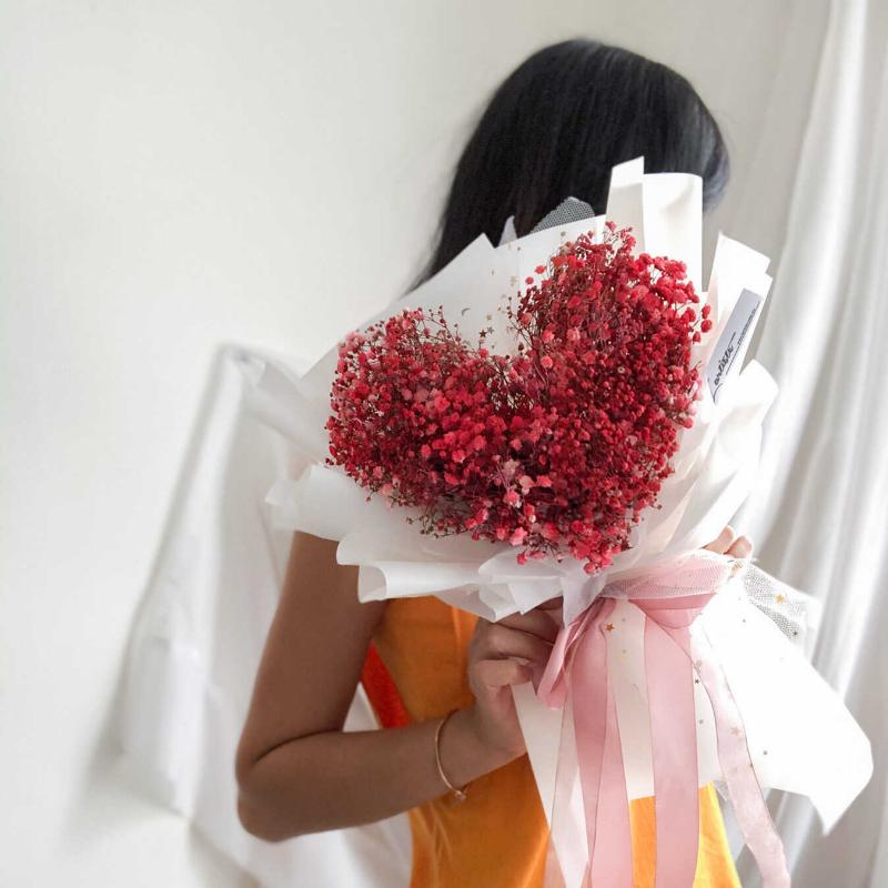 Một bó hoa hoặc lẵng hoa được phối màu chủ đạo là xanh dương, trắng, hoặc đen, với các loại hoa như cẩm tú cầu xanh, hồng trắng, baby breath trắng, hoặc các loại lá xanh đậm.