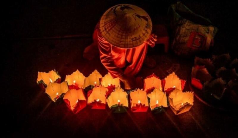 Hình ảnh mâm ngũ quả có hoa, hoặc hoa sen trong lễ cúng gia tiên, minh họa truyền thống dùng hoa ở Việt Nam đã kéo dài một thế kỷ bao nhiêu năm và hơn thế nữa
