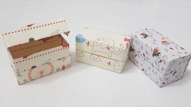 Hình ảnh hộp quà tặng hình vuông hoặc chữ nhật nhỏ dùng để đựng hoa, minh họa kích thước