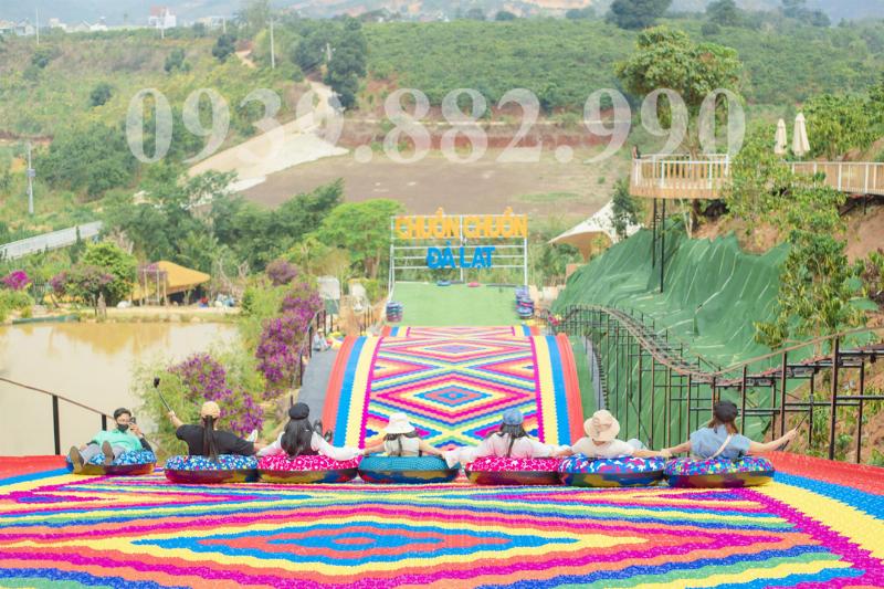 Toàn cảnh một khu vườn xanh tốt với ao nước nhỏ và nhiều loại hoa rực rỡ, nơi chuồn chuồn và các sinh vật khác cùng chung sống hài hòa