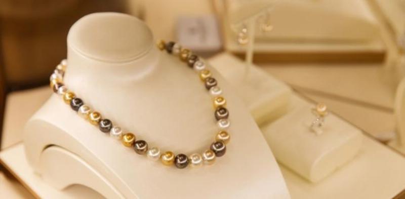 Lẵng hoa kết hợp nhiều loại màu sắc hợp mệnh Thổ, tặng người tuổi 1999