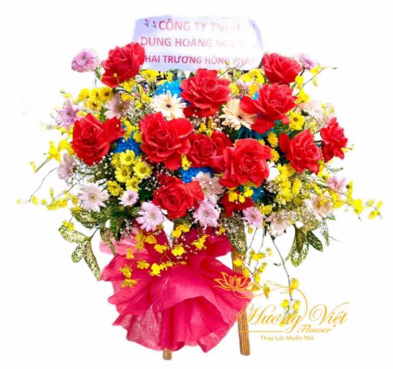Lẵng hoa khai trương sang trọng với các loài hoa màu đỏ, cam, tím, phù hợp để chúc mừng người mệnh Hỏa 2009 khai trương hồng phát