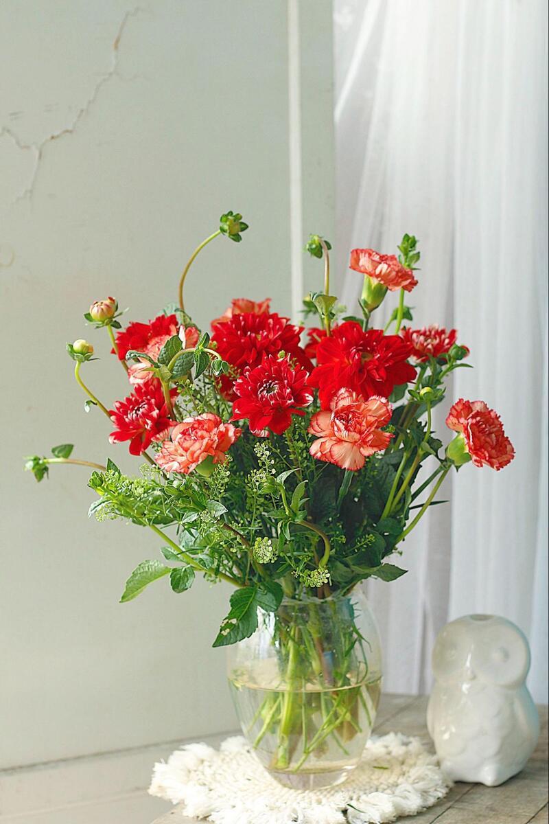 Lẵng hoa kết hợp nhiều loại hoa màu sắc đậm, sang trọng, phù hợp làm quà tặng người sinh ngày 27 tháng 10.