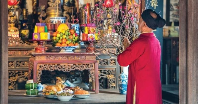Cảnh lễ động thổ xây nhà truyền thống với các vật phẩm cúng bái và người dân tham gia, tạo không khí trang nghiêm, an lành và cầu mong may mắn.