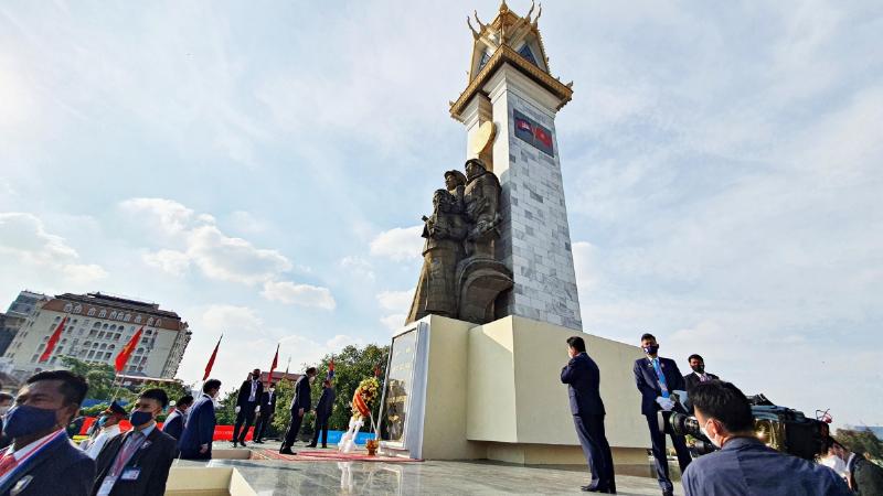 Hình ảnh hai bàn tay đang cùng vun đất cho một mầm cây non hoặc cùng sắp xếp một bình hoa, biểu tượng cho sự hợp tác, vun đắp mối quan hệ