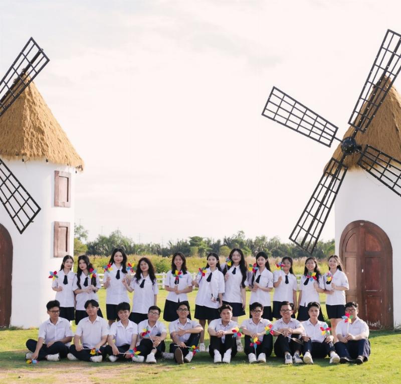 Hình ảnh minh họa một nhóm học sinh lớp 3 với nụ cười tươi tắn, tượng trưng cho những mầm non đang phát triển mạnh mẽ và tràn đầy năng lượng tích cực.
