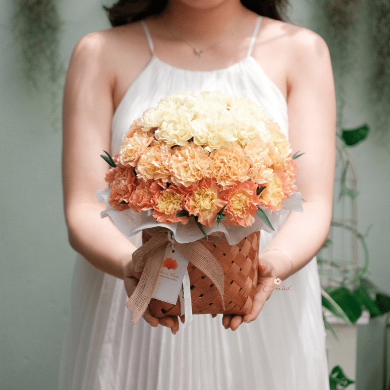 Một bó hoa hồng đỏ và hoa ly vàng được sắp xếp đẹp mắt, là món quà ý nghĩa dành tặng người tuổi Mậu Dần trong các dịp đặc biệt.