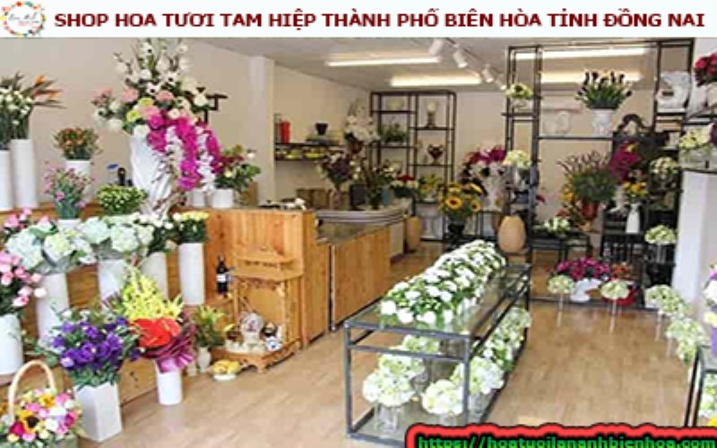 Nghệ nhân cắm hoa tại tiệm tư vấn chọn hoa cẩm chướng cho dịp sinh nhật 12/12