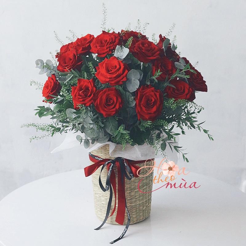 Một phụ nữ đang cẩn thận kiểm tra và chăm sóc những bông hoa trong vườn của mình, thể hiện sự tỉ mỉ và kiến thức chuyên môn trong việc làm vườn, bao gồm cả việc hiểu về không gian cần thiết cho cây để phát triển tối ưu (liên quan đến 1m2 bằng bao nhiêu cm).