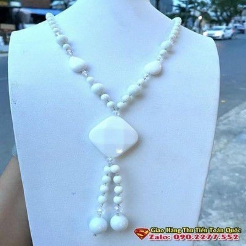 Gợi ý quà tặng hoa phù hợp cho người sinh năm 1990 mệnh Thổ, thể hiện sự quan tâm và ý nghĩa phong thủy.