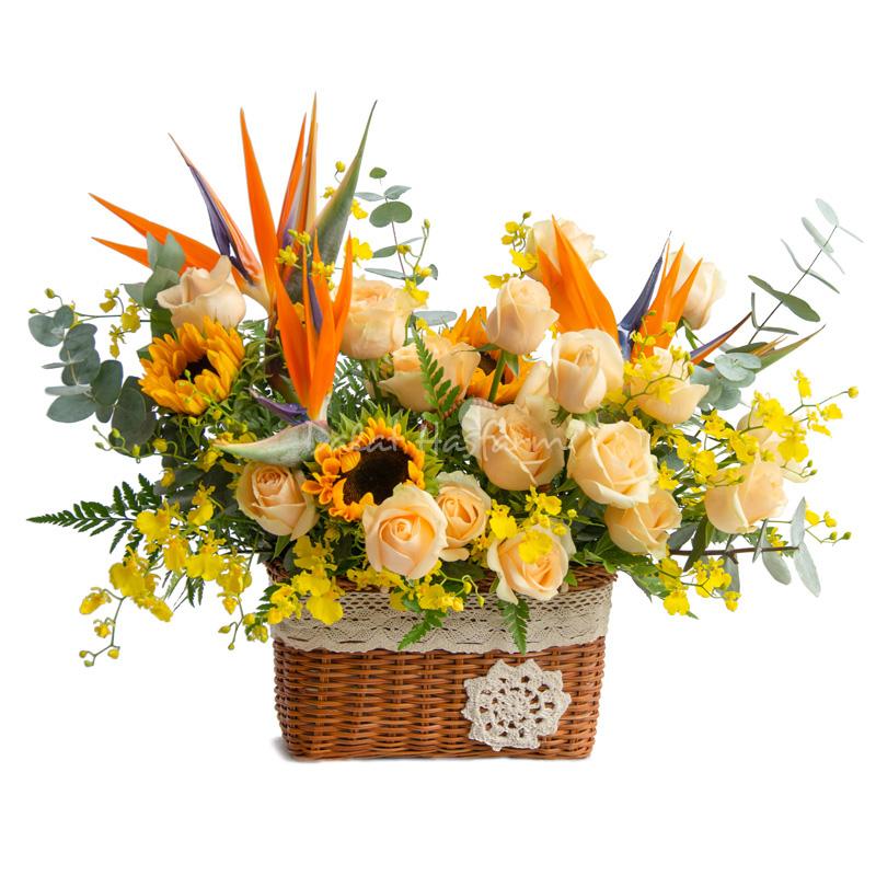 Một cô gái đang tỉ mỉ sắp xếp bó hoa tươi cho sự kiện, thể hiện sự tỉ mỉ và chuyên nghiệp trong nghệ thuật cắm hoa