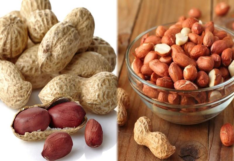 Hình ảnh minh họa so sánh lượng thực phẩm khác nhau cho cùng 100 calo, ví dụ: một quả táo và một nhúm khoai tây chiên, đặt cạnh nhau trên bàn có hoa tươi.