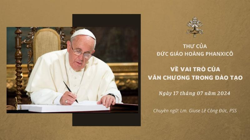 Bàn tay lướt trên quyển sách về cung hoàng đạo và ý nghĩa hoa, tượng trưng cho việc tìm hiểu sâu hơn về 17 tháng 8 cung gì và các cung khác.