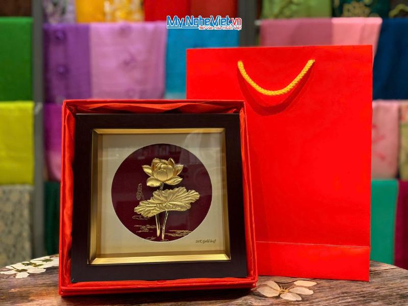 Một bó hoa sen hồng cao cấp trị giá 600 đô, được gói tinh xảo, thể hiện vẻ đẹp thanh khiết và ý nghĩa tâm linh sâu sắc trong văn hóa Á Đông.