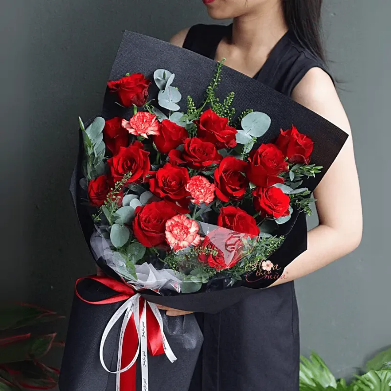 Bó hoa Cẩm Chướng nhiều màu sắc là món quà ý nghĩa cho người sinh ngày 27 tháng 12 cung gì, thể hiện tình cảm và sự quan tâm chân thành.
