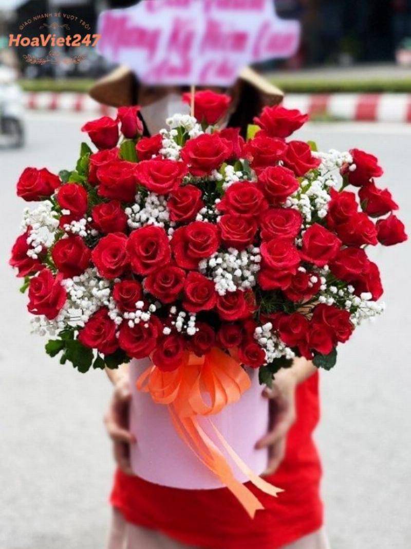 Bó hoa hồng trắng tinh khôi kết hợp hoa baby's breath, giá trị tinh tế từ 69 đô la