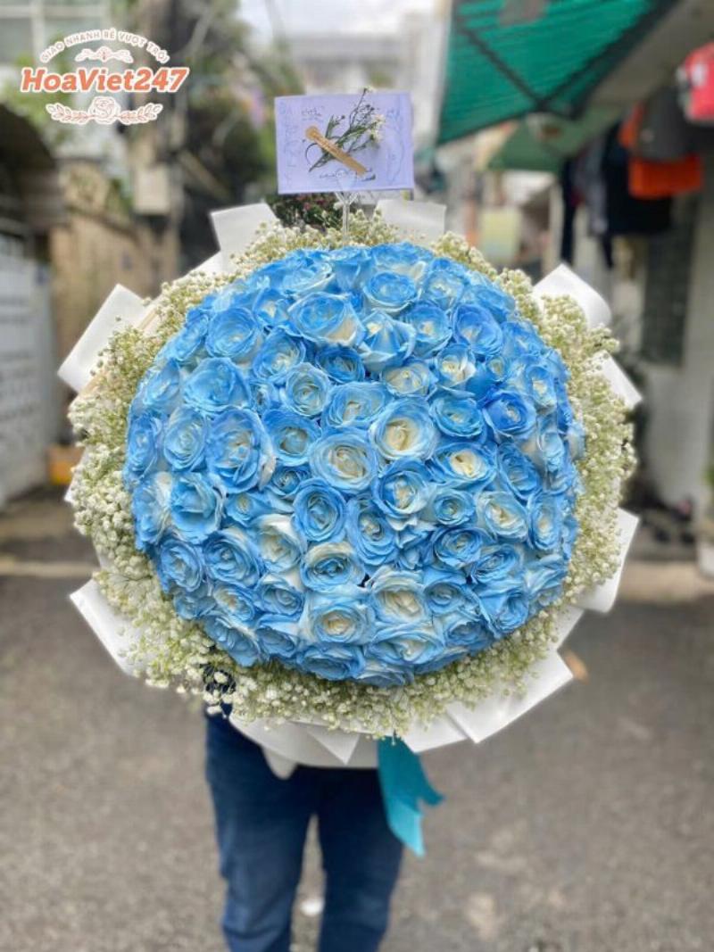 Một bó hoa tươi rực rỡ với hoa hồng đỏ, tulip cam và hoa hướng dương, được sắp xếp tinh tế, phù hợp cho người sinh năm 2017 tuổi Đinh Dậu mệnh Hỏa.