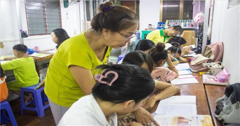 Cha mẹ tận tình dạy con học bài ở độ tuổi lớp 6