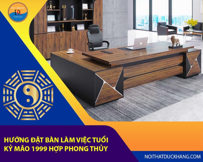 Hai doanh nhân nam Kỷ Mão 1999 và đối tác bắt tay nhau trên bàn làm việc, phía sau là một bình hoa tươi rực rỡ tượng trưng cho sự thịnh vượng và thành công trong hợp tác kinh doanh.