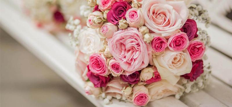 Đôi uyên ương tay trong tay, nụ cười hạnh phúc, cùng một bó hoa cưới rực rỡ, tượng trưng cho tình yêu bền chặt và sự hòa hợp trong hôn nhân của nam Kỷ Mão 1999.