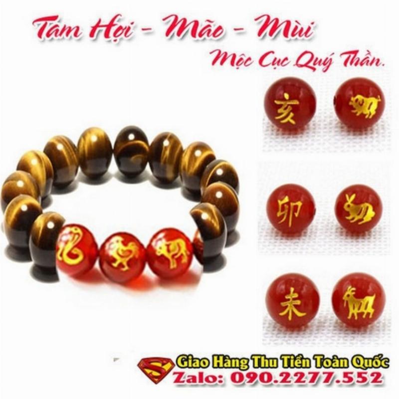 Chàng trai Kỷ Mão 1999 với vẻ ngoài điềm tĩnh, suy tư và một đóa hoa ly tượng trưng cho sự thanh cao, sang trọng, thể hiện bản chất nội tâm sâu sắc của mệnh Thành Đầu Thổ.