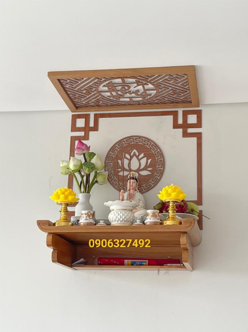 Một bình hoa diên vĩ xanh tươi và huệ tây trắng đặt trên bàn gỗ trong phòng khách ấm cúng, ánh nắng chiếu qua cửa sổ, tạo không gian bình yên, tượng trưng cho hy vọng và sự thanh lọc, ứng dụng ý nghĩa lá The Star