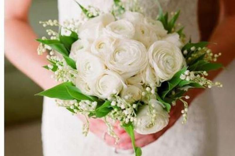 Một bó hoa hỗn hợp với nhiều loại hoa khác nhau như hồng, cẩm tú cầu, baby, mỗi loại mang một màu sắc và ý nghĩa riêng, được sắp xếp tinh tế trong một cửa hàng hoa đẹp mắt.