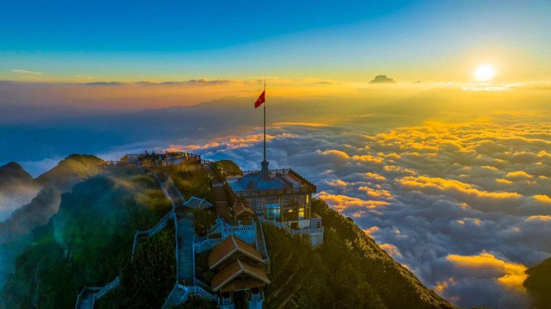 Ý nghĩa lá The Star qua hình ảnh một cô gái ngồi bên hồ nước trong xanh, ngắm nhìn bầu trời đầy sao và những bông hoa lily trắng tinh khôi, tượng trưng cho hy vọng và sự bình yên