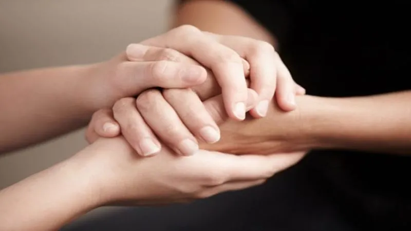 Người phụ nữ với biểu cảm thấu hiểu, minh họa tính cách đồng cảm và khả năng lắng nghe tuyệt vời của người sinh 20/2 thuộc cung Song Ngư.