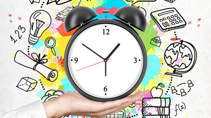 Người đàn ông đang nhìn đồng hồ và kế hoạch công việc, biểu thị tầm quan trọng của việc quản lý thời gian hiệu quả đối với sự nghiệp của cung Song Ngư 20/2.