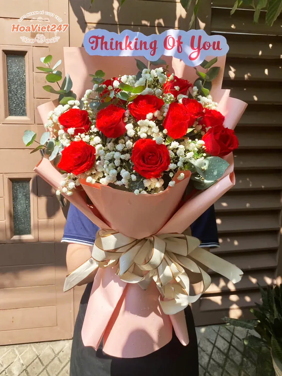 Bó hoa hồng tươi BH001 đẹp rực rỡ, tượng trưng cho tình yêu mãnh liệt