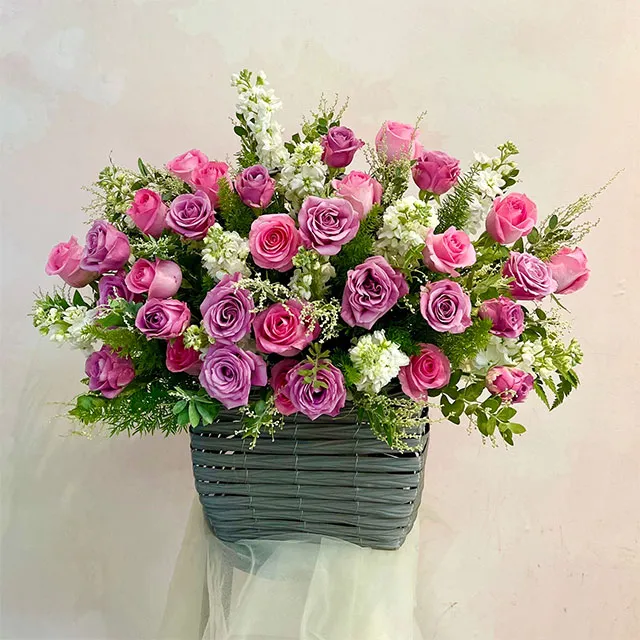 Giỏ hoa mừng khai trương nhỏ xinh với hoa hồng cam và cúc mang ý nghĩa tươi mới
