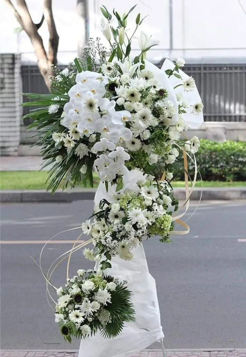 Kệ hoa chia buồn trang trọng với hoa cúc trắng hai tầng