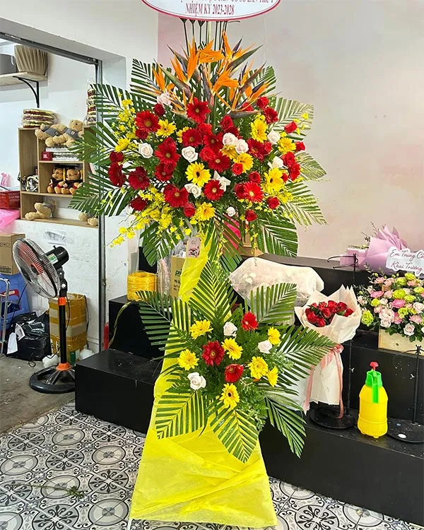 Lẵng hoa mừng khai trương Cung Hỷ với hoa thiên điểu độc đáo và mạnh mẽ