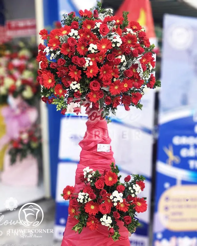 Lẵng hoa mừng khai trương Hồng Phát với tone màu đỏ chủ đạo mang lại may mắn