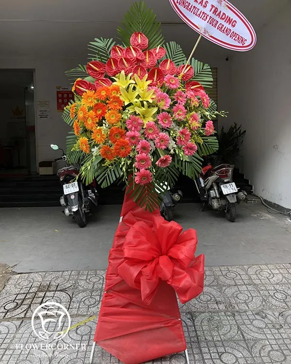 Kệ hoa chúc mừng khai trương Như Ý với hoa đồng tiền đỏ và vàng