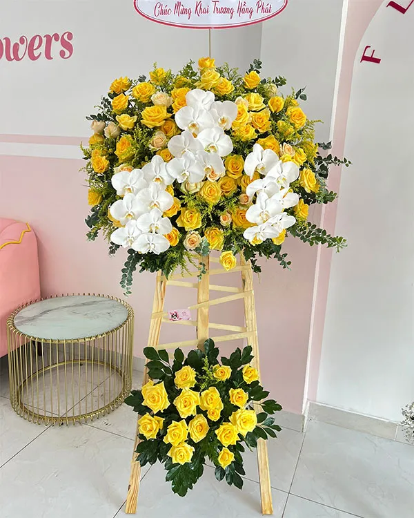 Kệ hoa hồng đỏ chúc mừng khai trương Tấn Đạt, tượng trưng cho khởi đầu mới đầy nhiệt huyết