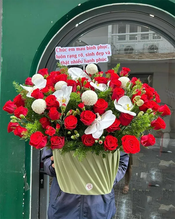 Lẵng hoa mừng khai trương để bàn nhỏ gọn, tinh tế với hoa hồng và ly