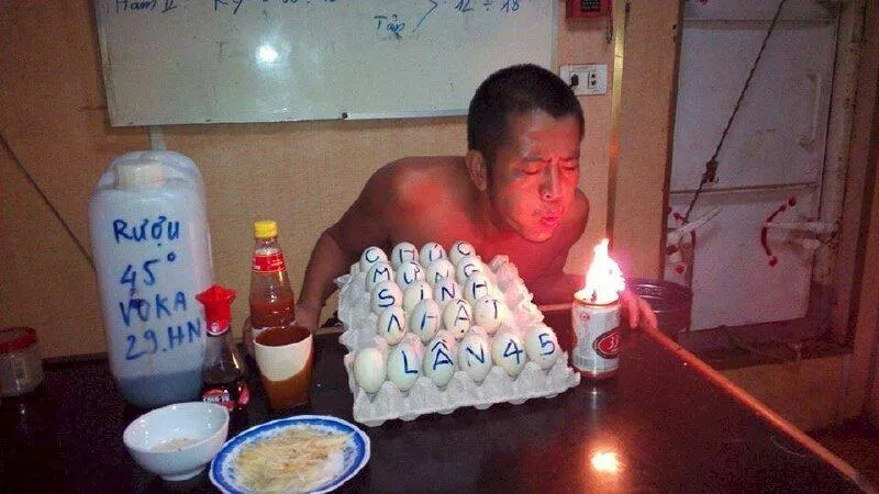 Meme chúc mừng sinh nhật thêm tuổi thêm trầm cảm hài hước